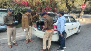 कार की चेकिंग करती पुलिस टीम