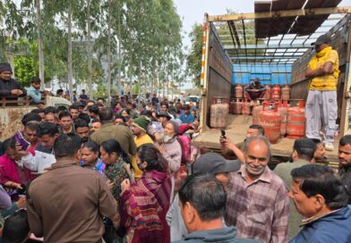 ऐजेंसी पर ही वितरित किए गैस सिलेंडर; ऐजेंसी पर भारी भीड़ से कानून व्यवस्था बिगड़ने की थी प्रबल संभावना; डीएम की क्यूआरटी ने दर्ज कराया मुकदमा