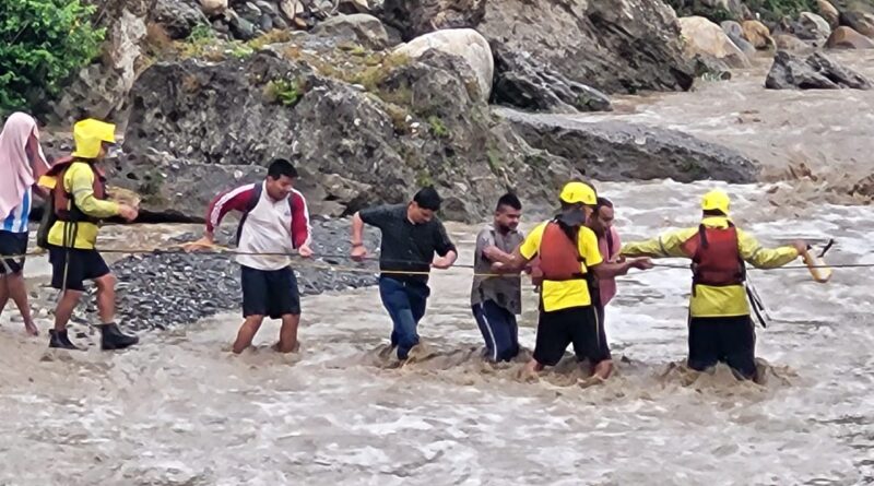 *SDRF ने दिखाई तत्परता: गुच्चूपानी नदी के बीच फंसे 07 पर्यटकों का किया सुरक्षित रेस्क्यू*