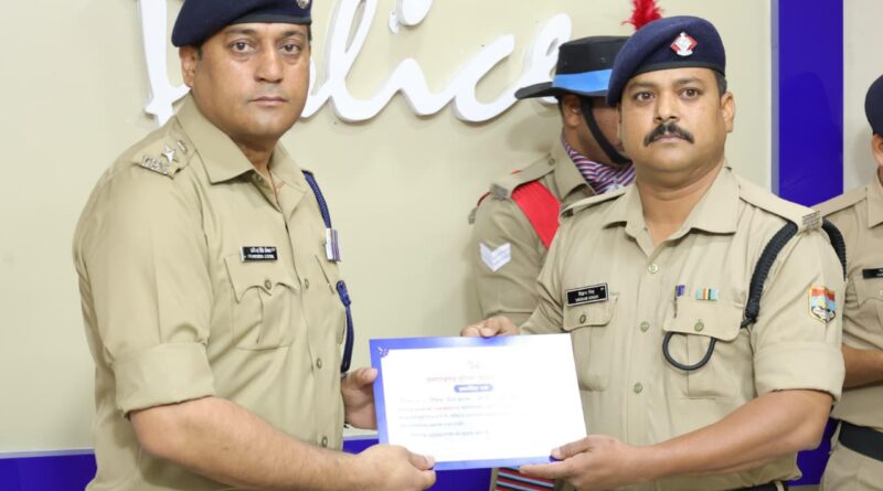 *उत्कृष्ट कार्य करने वाले पुलिस कर्मियों को एसएसपी दून ने किया सम्मानित*