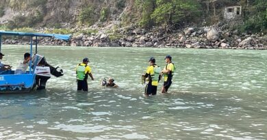 *ऋषिकेश में गंगा नदी के रैपिड क्षेत्र में युवक के डूबने की सूचना, SDRF द्वारा सर्च अभियान जारी*