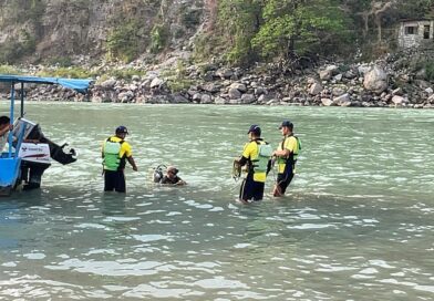 *ऋषिकेश में गंगा नदी के रैपिड क्षेत्र में युवक के डूबने की सूचना, SDRF द्वारा सर्च अभियान जारी*