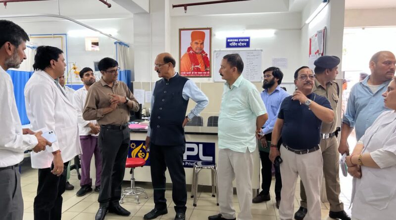 *पहाड़ों के बाद अब मैदानों में स्वास्थ्य मंत्री सुबोध उनियाल का एक्शन, अस्पताल की बदहाल स्वच्छता व्यवस्था देख स्वास्थ्य मंत्री का चढ़ा पारा*