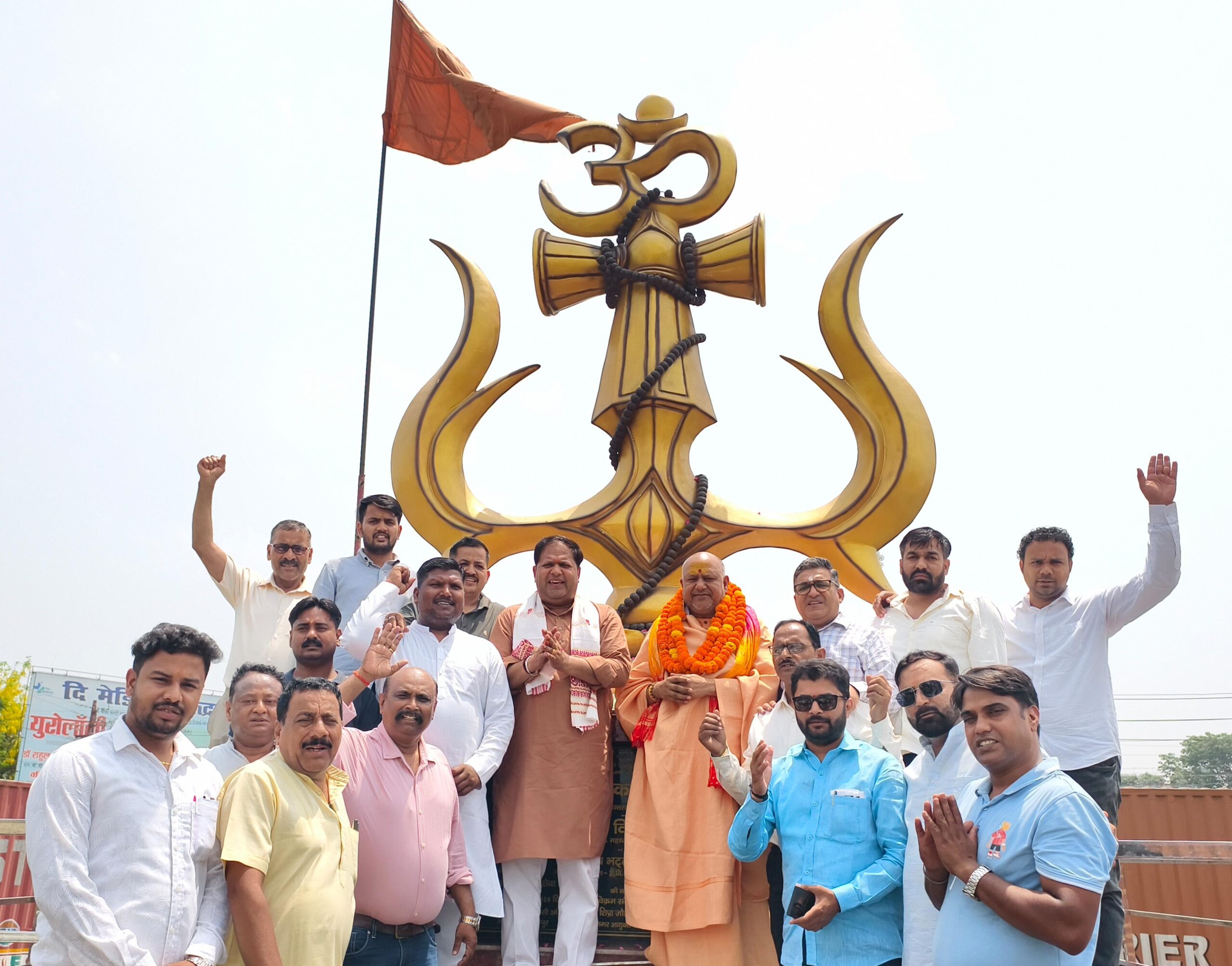 त्रिशूल चौक की भव्यता देख कर अभिभूत हुए स्वामी यतींद्रानंद गिरी; महापौर विकास शर्मा की प्रशंसा