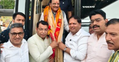 सांसद अजय भट्ट ने सार्वजनिक परिवहन से पहुंचकर ‘ईंधन बचाओ’ अभियान का संदेश दिया