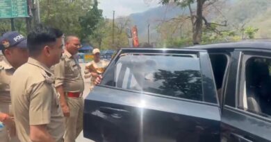 थार हो या आपकी लग्ज़री कार….. काली फिल्म का चक्कर छोड़ो, वरना कटेगा सीधा चालान हर बार! पौड़ी पुलिस