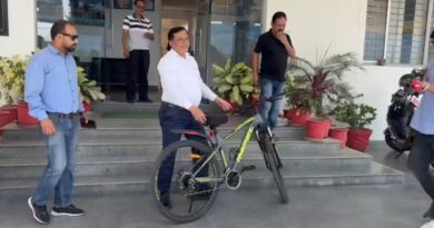 *जब अफसर खुद बने मिसाल : साइकिल से दफ्तर पहुंचे बंशीधर तिवारी*