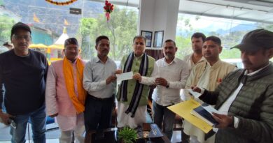 भनाली तोक में बिजली गिरने से मारी गई बकरियों का प्रशासन ने पशुपालकों को वितरित किया मुआवजा