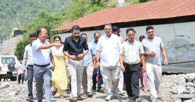 *कार्लीगाड़ पहुंचकर कैबिनेट मंत्री गणेश जोशी ने लिया आपदा राहत कार्यों का जायजा, 15 दिन में मलवा हटाने के निर्देश*