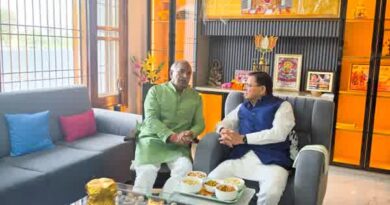 *मुख्यमंत्री श्री पुष्कर सिंह धामी ने विधायक श्री अरविंद पांडेय के आवास पहुंचकर परिजनों से की भेंट*