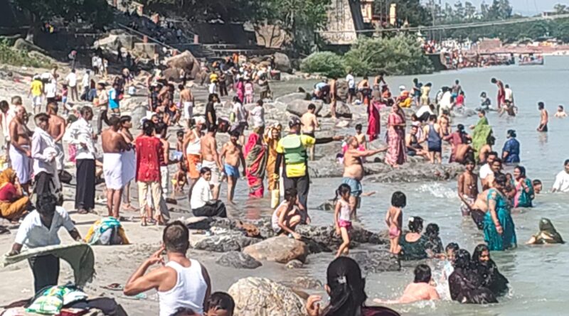 सोमवती अमावस्या पर एसडीआरएफ द्वारा घाटों पर सुरक्षा ड्यूटी का निर्वहन, विभिन्न स्थानों पर लापता व्यक्तियों की तलाश हेतु सर्च अभियान जारी,