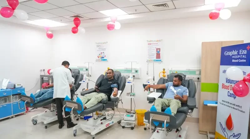 ग्राफिक एरा अस्पताल में डॉक्टरों व नर्सों ने किया रक्तदान, 115 यूनिट रक्त संग्रह