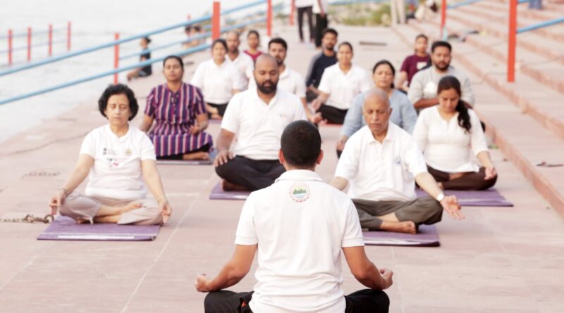 अंतरराष्ट्रीय योग दिवस पर एम्स ऋषिकेश में योग की धूम, गंगा तट से सभागार तक हुआ सामूहिक योगाभ्यास
