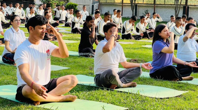 विश्व योग दिवस पर प्रेरणादायक आयोजन, 350 छात्र-छात्राओं ने लिया नशामुक्त भारत का संकल्प