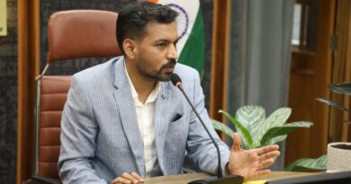 *हर पात्र मतदाता का नाम सूची में सुनिश्चित करने के लिए जिला प्रशासन पूरी तरह सक्रियः डॉ0 आशीष चौहान*