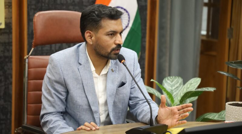 *हर पात्र मतदाता का नाम सूची में सुनिश्चित करने के लिए जिला प्रशासन पूरी तरह सक्रियः डॉ0 आशीष चौहान*