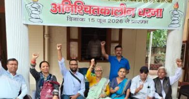 भारी बारिश के बीच भी जारी रहा राज्य आंदोलनकारियों का धरना, 16वें दिन क्रमिक अनशन पर बैठे राम किशन और नवीन नैथानी