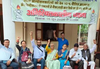 भारी बारिश के बीच भी जारी रहा राज्य आंदोलनकारियों का धरना, 16वें दिन क्रमिक अनशन पर बैठे राम किशन और नवीन नैथानी