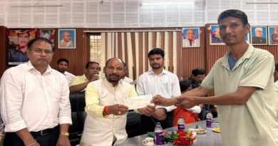 आपदा प्रभावितों की आजीविका संवर्द्धन के लिए ग्रामोत्थान ने बांटी राहत राशि