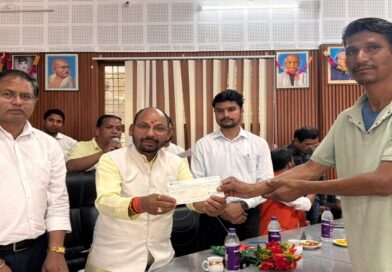 आपदा प्रभावितों की आजीविका संवर्द्धन के लिए ग्रामोत्थान ने बांटी राहत राशि