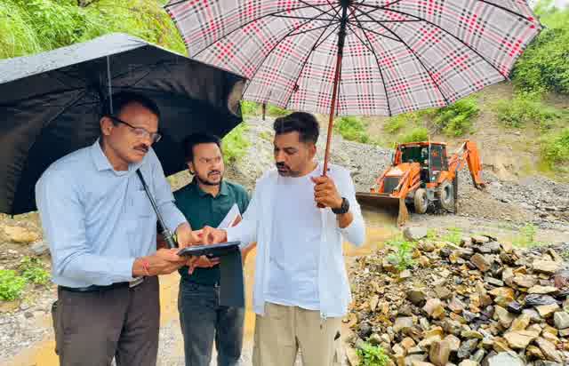 भारी बारिश के बीच ग्राउंड जीरो पर उतरे डीएम;*