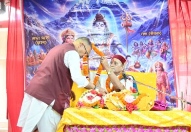 *भद्रकाली मंदिर में आयोजित शिव महापुराण कथा का श्रवण करते कैबिनेट मंत्री गणेश जोशी*