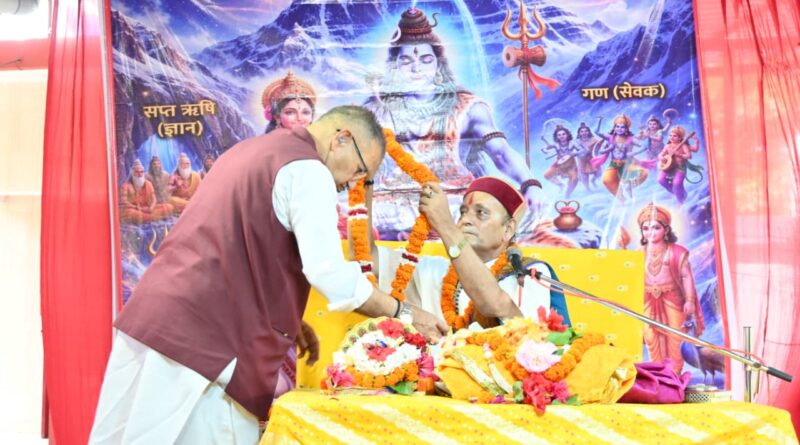 *भद्रकाली मंदिर में आयोजित शिव महापुराण कथा का श्रवण करते कैबिनेट मंत्री गणेश जोशी*