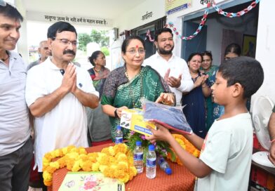 कारगिल विजय दिवस और हरेला पर्व पर वीरों को नमन, विधानसभा अध्यक्ष ऋतु खण्डूडी ने बच्चों को वितरित किए जूते व ड्रेस