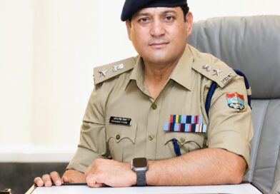 *भूमि धोखाधड़ी में फरार चल रहे अभियुक्तो की संपत्ति कुर्की की उदघोषणा करने उनके घर पहुंची दून पुलिस*