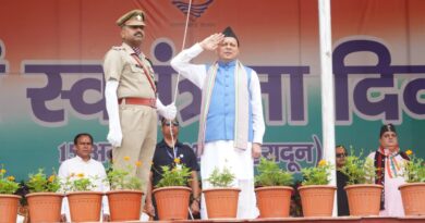 स्वतंत्रता दिवस पर मुख्यमंत्री श्री पुष्कर सिंह धामी ने परेड ग्राउंड में किया ध्वजारोहण