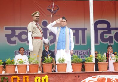 स्वतंत्रता दिवस पर मुख्यमंत्री श्री पुष्कर सिंह धामी ने परेड ग्राउंड में किया ध्वजारोहण