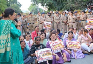 देहरादून: भाजपा महिला मोर्चा ने किया कांग्रेस भवन का घेराव, राहुल गांधी से पूछे सवाल