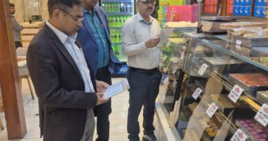 *त्यौहारी सीजन में मिठाइयों की ट्रे से ऑनलाइन स्टोर तक छापेमारी, मिलावट के संदेह में तीन सैंपल लिए*